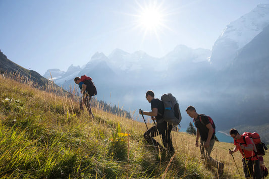 Randonneur en montée sur un sentier de montagne, gérant son effort et son rythme